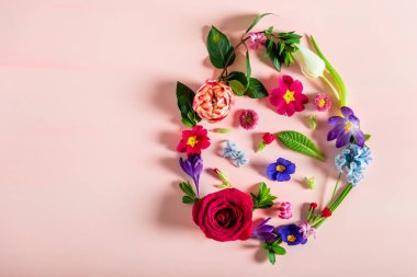 Paskalya en az kavramı. Bahar çiçekleri yapılan yumurta şekli