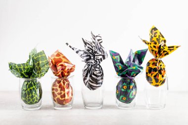 Paskalya yumurtaları hayvan baskı kağıt sarılmış