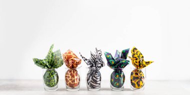 Paskalya yumurtaları hayvan baskı kağıt sarılmış