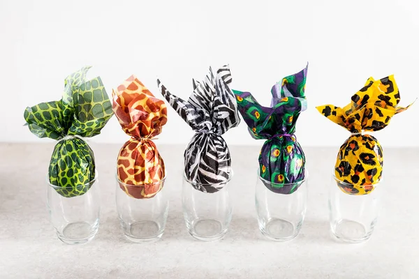 Paskalya yumurtaları hayvan baskı kağıt sarılmış