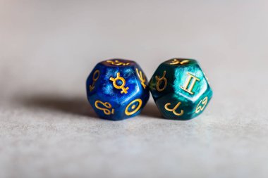 İkizler ve onun iktidar gezegen Merkür burç sembolü zarlarla Astroloji