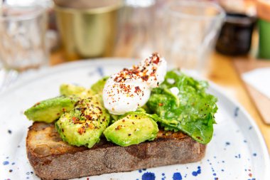 Avokado ve haşlanmış yumurta tost, mükemmel ve sağlıklı bir kahvaltı
