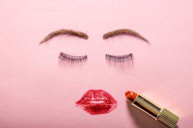 Yaratıcı kadın yüz kirpik, peruk kaşlar yapılmış ve kırmızı ruj dudakları lekeleri.