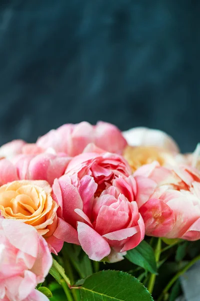 Verse bos van roze pioenen en rozen — Stockfoto