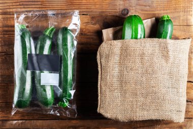 Plastik torba Vs keten yeniden kullanılabilir çanta içinde kabak