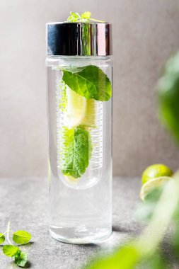 Limon ve nane özel şişe ile infüzyon su