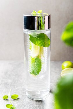 Limon ve nane özel şişe ile infüzyon su