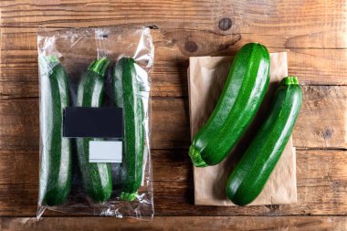 Kabak plastik torba Vs çanta kağıt. Daha az plastik kavramı seçmek
