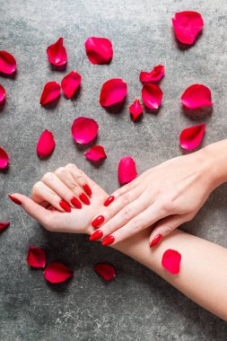 Genç Bayan kırmızı manikür tırnaklarını gösterilen