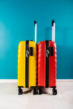 Tatil konsepti olarak parlak kabin boyutu bavullar