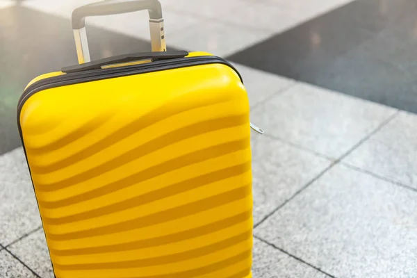 Mädchen am Flughafen mit hellem und stylischem Koffer in Kabinengröße als Urlaubskonzept — Stockfoto