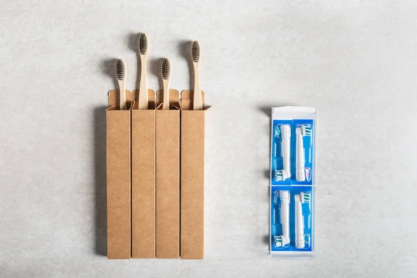 Plastic toothbrush heads vs bamboo toothbrushes — Stock Photo, Image