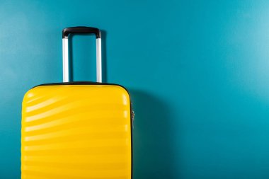 Tatil konsepti olarak parlak ve şık kabin boyutu nda bavul