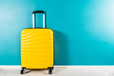 Tatil konsepti olarak parlak ve şık kabin boyutu nda bavul
