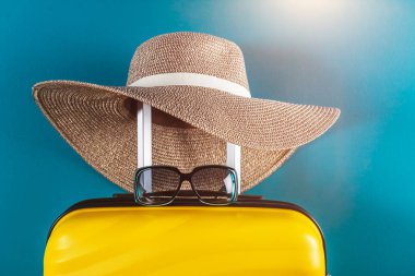 Tatil konsepti olarak parlak ve şık kabin boyutu nda bavul