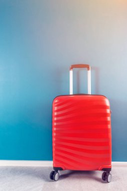 Tatil konsepti olarak parlak ve şık kabin boyutu nda bavul