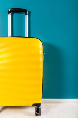 Tatil konsepti olarak parlak ve şık kabin boyutu nda bavul