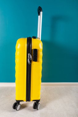 Tatil konsepti olarak parlak ve şık kabin boyutu nda bavul