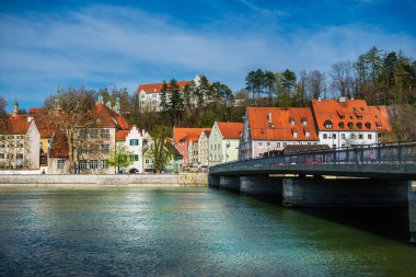Landsberg Lech kasabasında ki sokaklar ve nehir kıyısı, Almanya, Bavyera