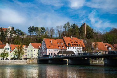 Landsberg Lech kasabasında ki sokaklar ve nehir kıyısı, Almanya, Bavyera