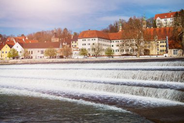 Landsberg Lech kasabasında ki sokaklar ve nehir kıyısı, Almanya, Bavyera
