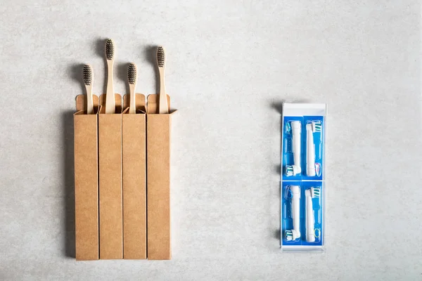 Plastic toothbrush heads vs bamboo toothbrushes — Stock Photo, Image