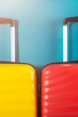 Tatil konsepti olarak parlak kabin boyutu bavullar