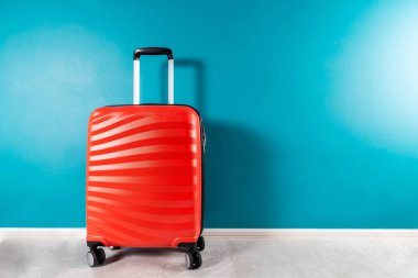 Tatil konsepti olarak parlak ve şık kabin boyutu nda bavul