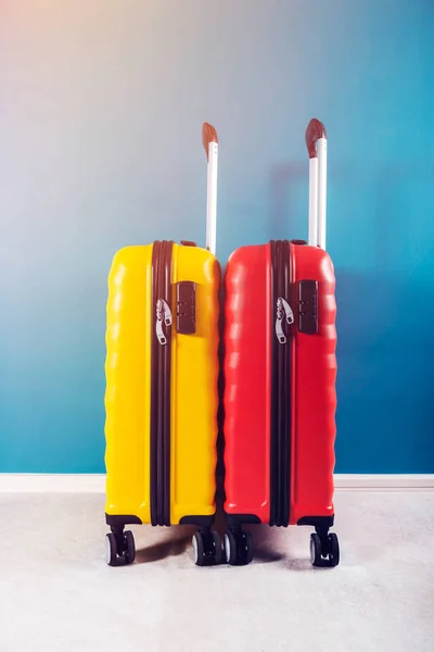 Helle Koffer in Kabinengröße als Urlaubskonzept — Stockfoto