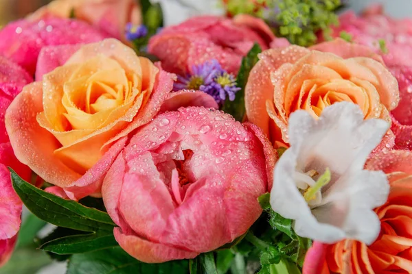 Buquê de peônias rosa frescas e rosas — Fotografia de Stock