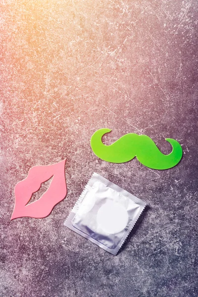 Kondom och Photo Booth rekvisita såsom läppar och mustasch — Stockfoto