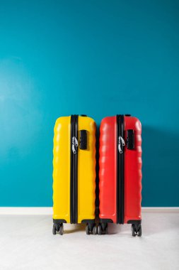 Tatil konsepti olarak parlak kabin boyutu bavullar