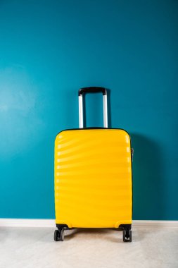 Tatil konsepti olarak parlak ve şık kabin boyutu nda bavul