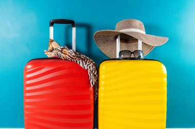 Tatil konsepti olarak parlak ve şık kabin boyutunda bavullar ve aksesuarlar