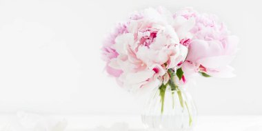 Taze açık renkli üzerinde pembe peonies demet