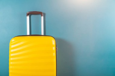 Tatil konsepti olarak parlak ve şık kabin boyutu nda bavul