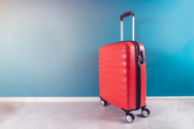 Tatil konsepti olarak parlak ve şık kabin boyutu nda bavul