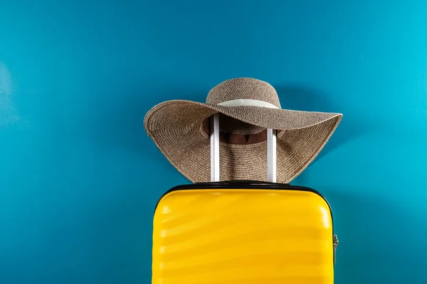 Valise de taille cabine lumineuse et élégante avec chapeau en paille — Photo