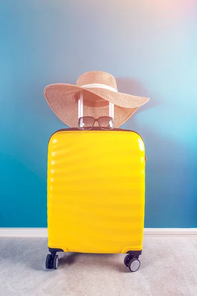 Fényes és elegáns kabin méretű bőrönd szalmakappal — Stock Fotó