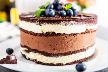 Tatlı menüsü Belçika çikolatası pastamız katmanlı