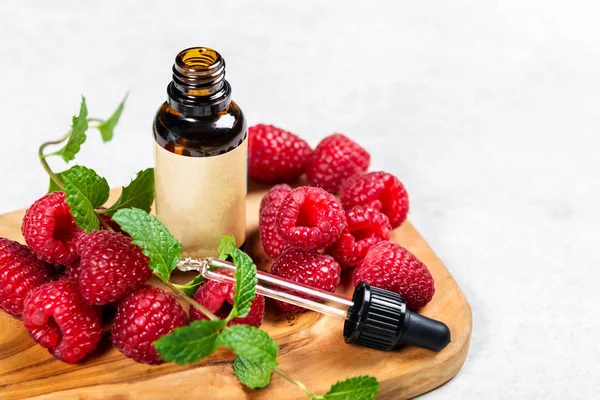 Red Raspberry Seed Oil. Pure, Natural. Aromatherapy, Massage Base Oil, Sunscreen — Stock Photo, Image