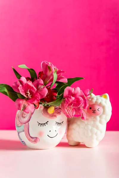 Caneca de unicórnio com Alstroemeria e Squishy LLama — Fotografia de Stock