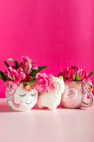 Tasses Licorne et Flamant rose avec Alstroemeria — Photo