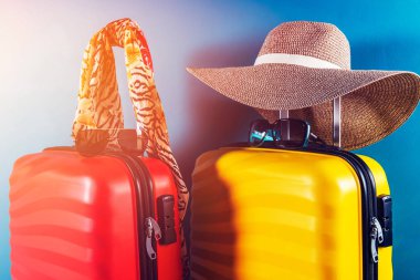Tatil konsepti olarak parlak ve şık kabin boyutunda bavullar ve aksesuarlar