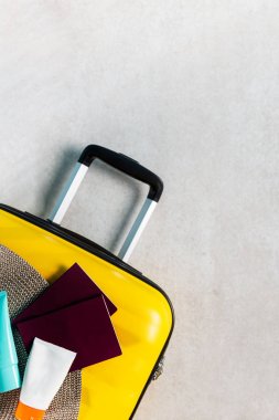Hasır şapka, Güneş kremi ve pasaport ile parlak ve şık kabin boyutu bavul