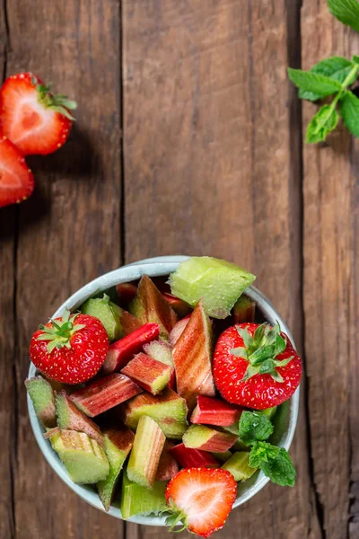 Gros plan de morceaux de rhubarbe et de fraises crues et fraîchement coupées — Photo