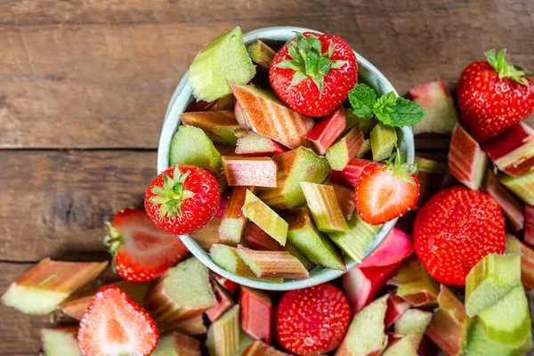 Gros plan de morceaux de rhubarbe et de fraises crues et fraîchement coupées — Photo