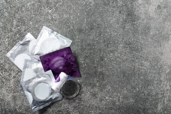Kondomer och vibrations ring för nöje, säkert sex koncept — Stockfoto