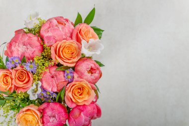 Taze pembe şakayık ve gül buketi