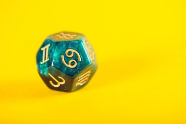 21 Haziran - 22 Temmuz Kanser burç sembolü zarlarla Astroloji